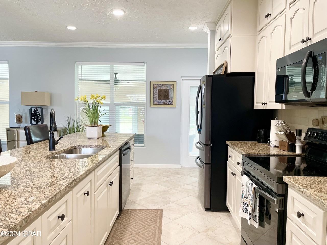 1043 Plantation Dr - Photo 7 of 31