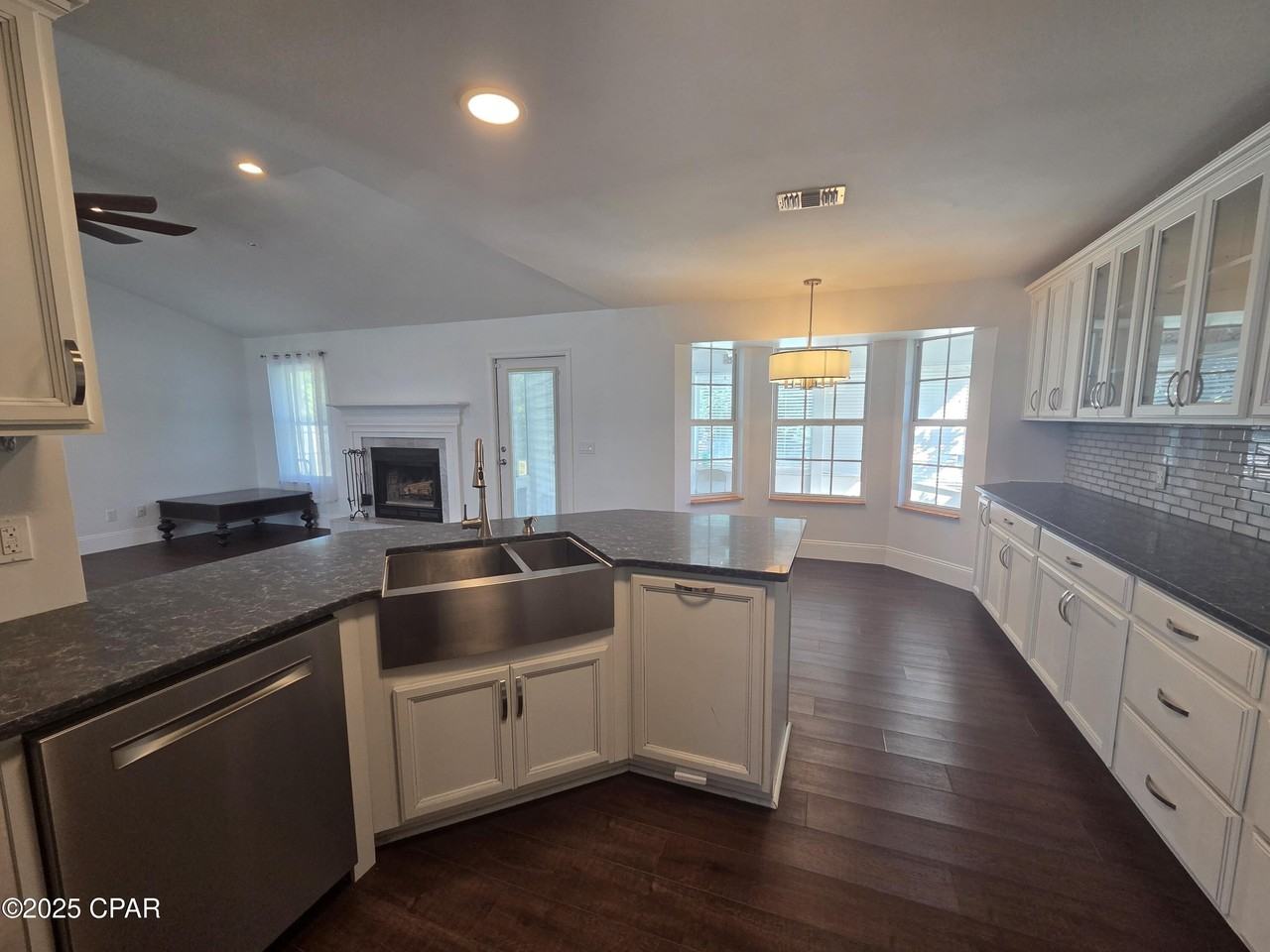 1303 Sutherland Ct - Photo 4 of 31