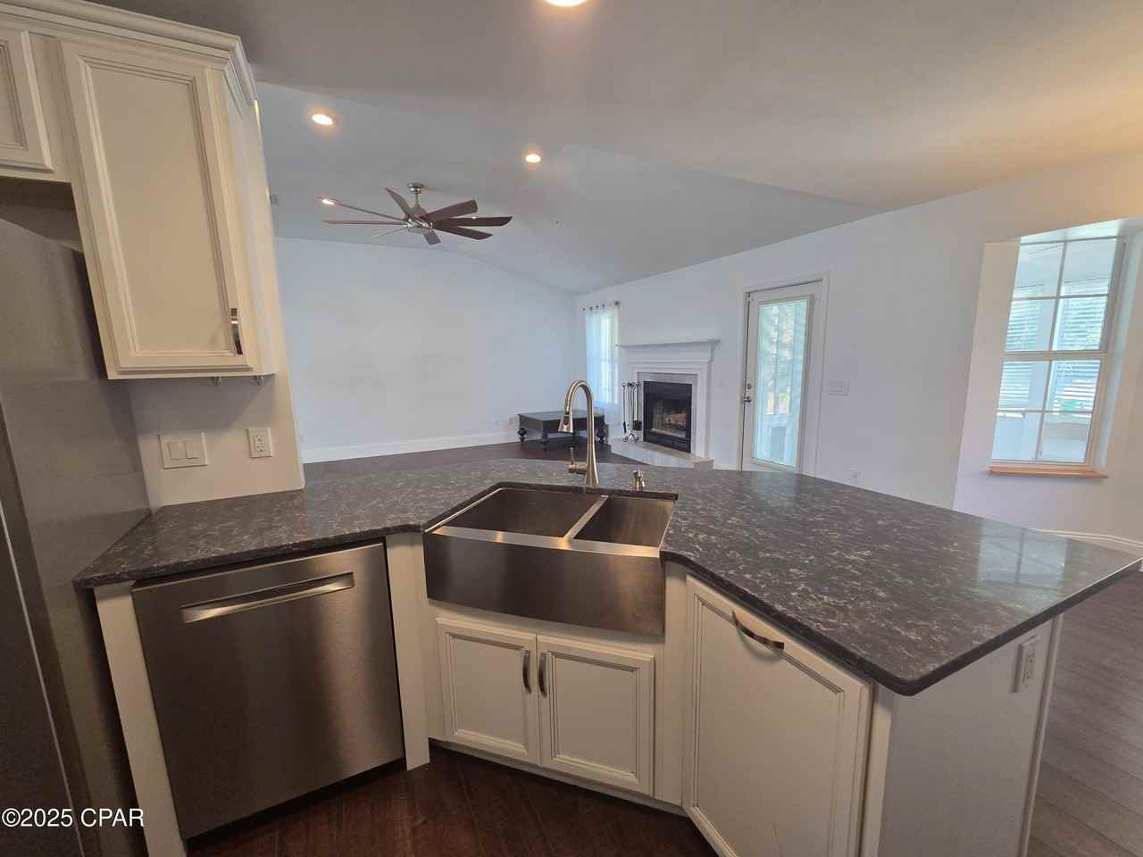 1303 Sutherland Ct - Photo 5 of 31