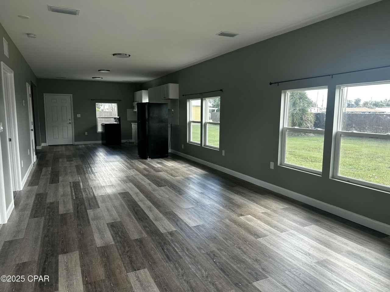 1122 Oak Ave - Photo 2 of 9