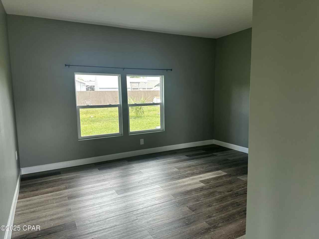 1122 Oak Ave - Photo 5 of 9