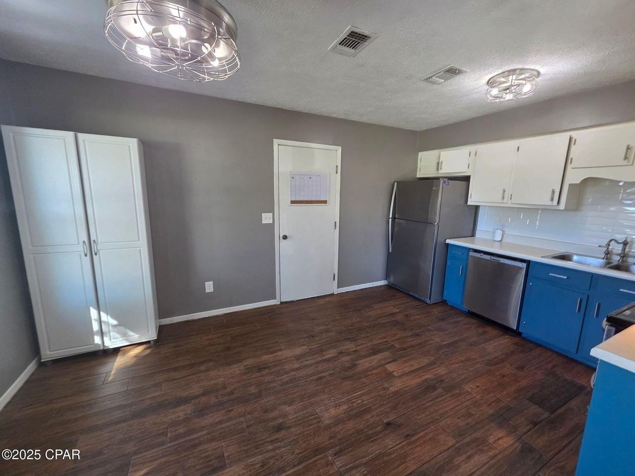 209 South Maryella Avenue - Photo 2 of 14