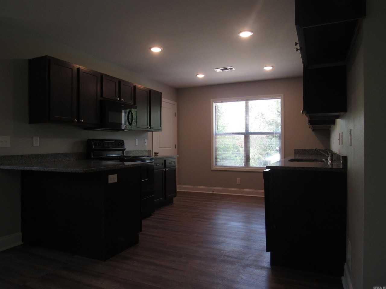 1515 Stamps St - Photo 5 of 17