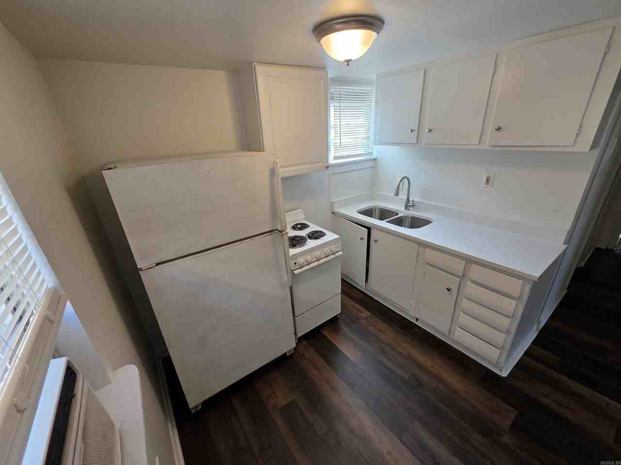 916 N Poplar St - Photo 3 of 8