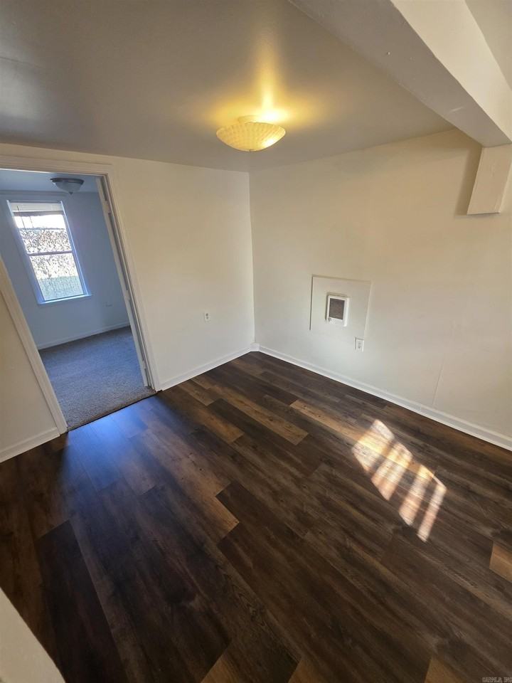 916 N Poplar St - Photo 4 of 8