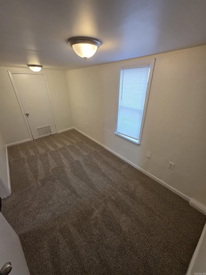 916 N Poplar St - Photo 5 of 8