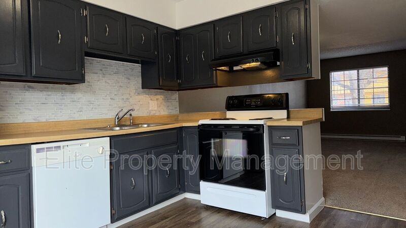 25 Royal Crest Dr #D - Photo 6 of 15