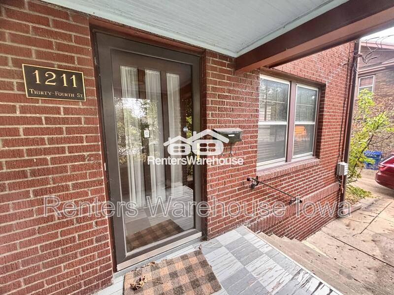 1121 34th St #10 - Photo 2 of 11