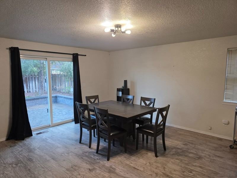 725 Ne Negus Pl - Photo 4 of 12