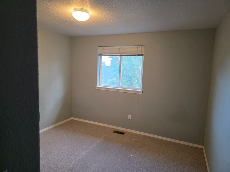 725 Ne Negus Pl - Photo 7 of 12