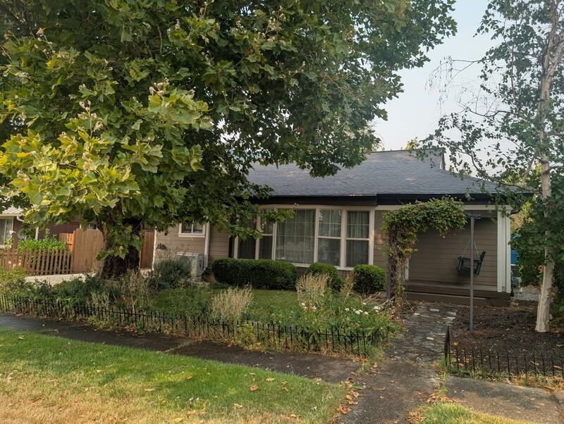 501 Ne Broadway St - Photo 2 of 20