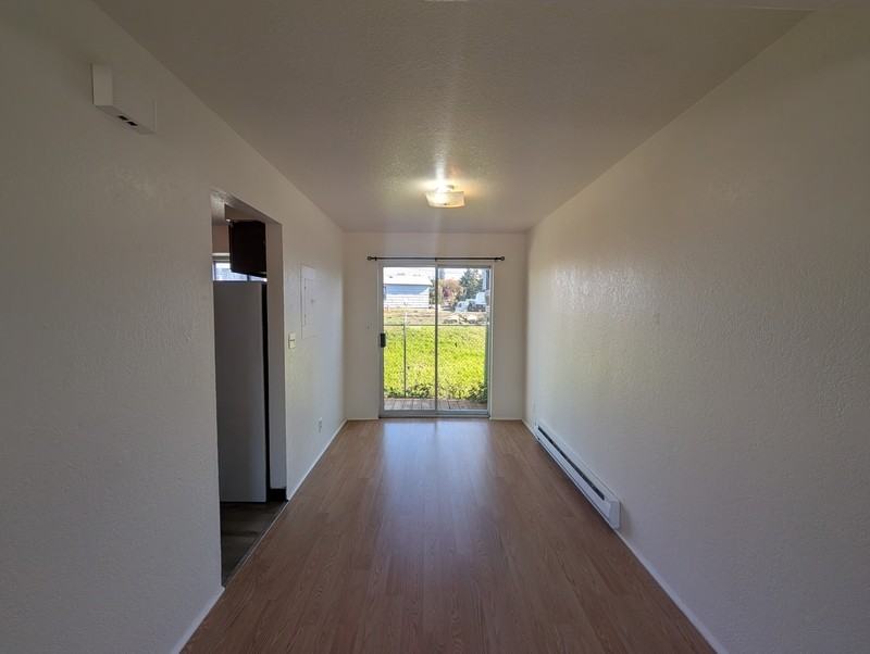 275 Nw Rose St #J - Photo 4 of 9