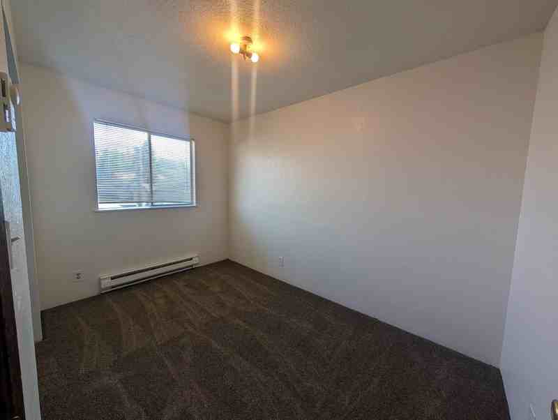 275 Nw Rose St #J - Photo 6 of 9