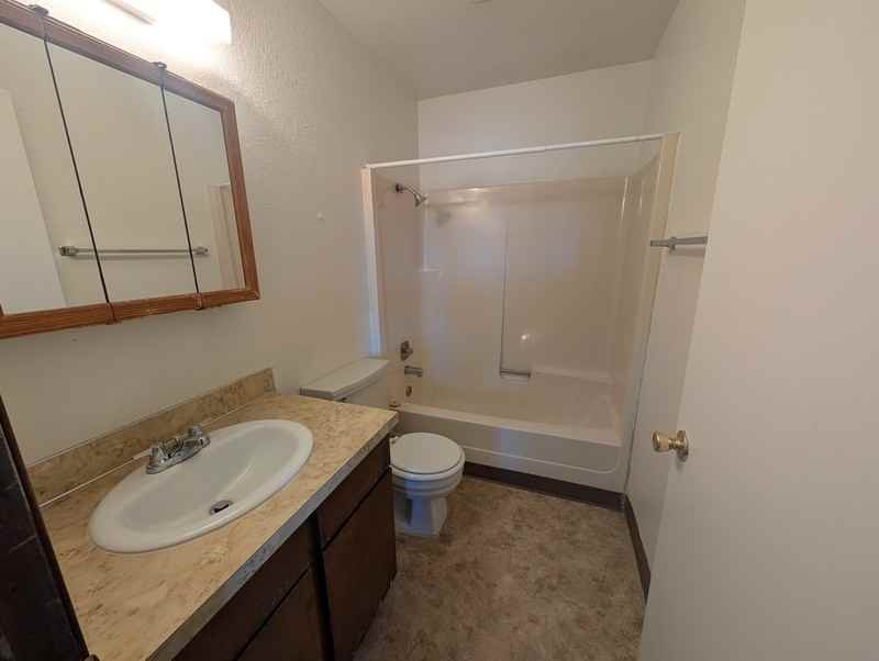 275 Nw Rose St #J - Photo 7 of 9