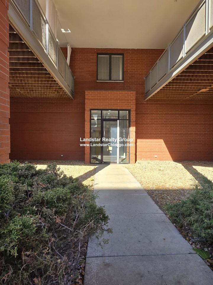 2358 West School Street #4W - Photo 2 of 26