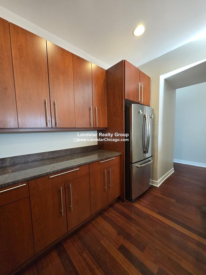 2358 West School Street #4W - Photo 5 of 26