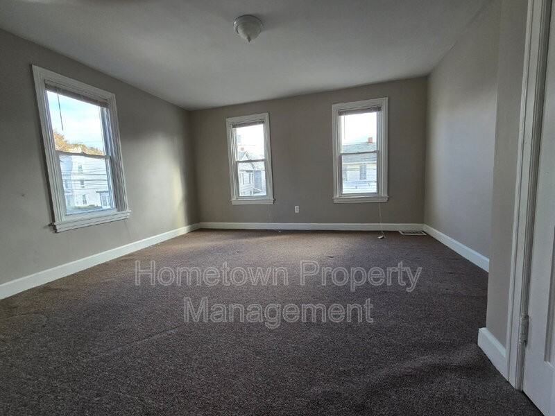 209 Lincoln St - Photo 2 of 11