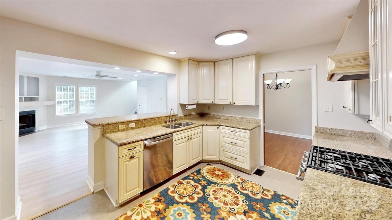 2844 Goneaway Rd - Photo 4 of 41