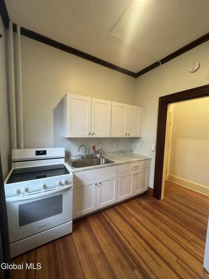 133 S Lake Ave Apt 2 #2 - Photo 5 of 17