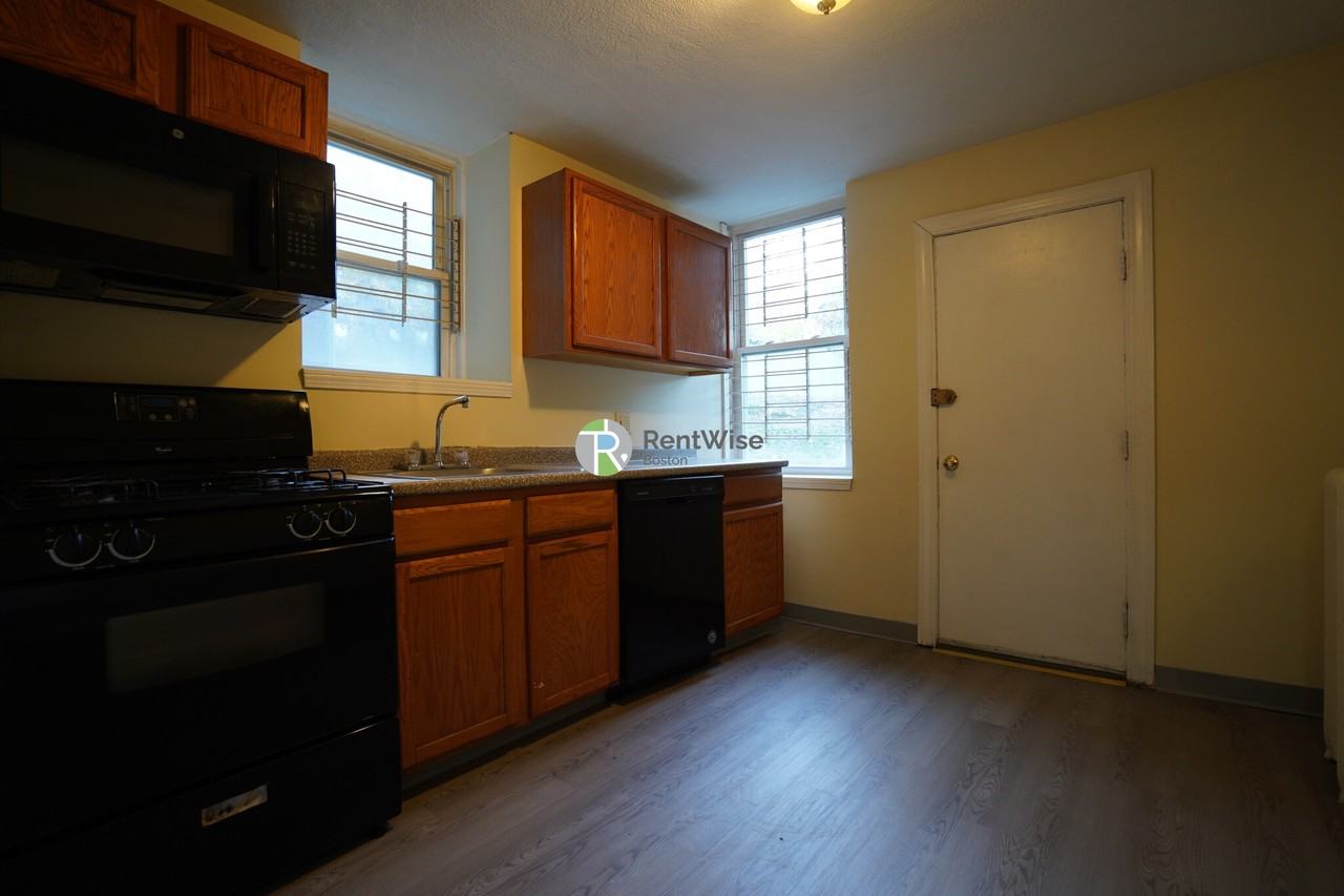 146 Chiswick Rd #1 - Photo 7 of 26