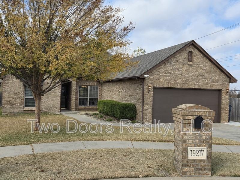 19217 Grassmere Way - Photo 2 of 33