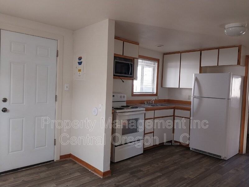435 Se 9th St - Photo 2 of 9