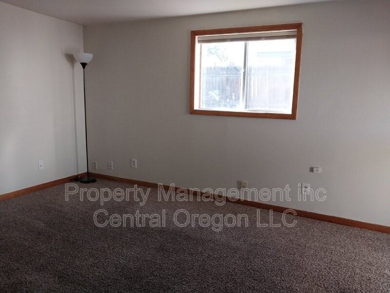 435 Se 9th St - Photo 3 of 9