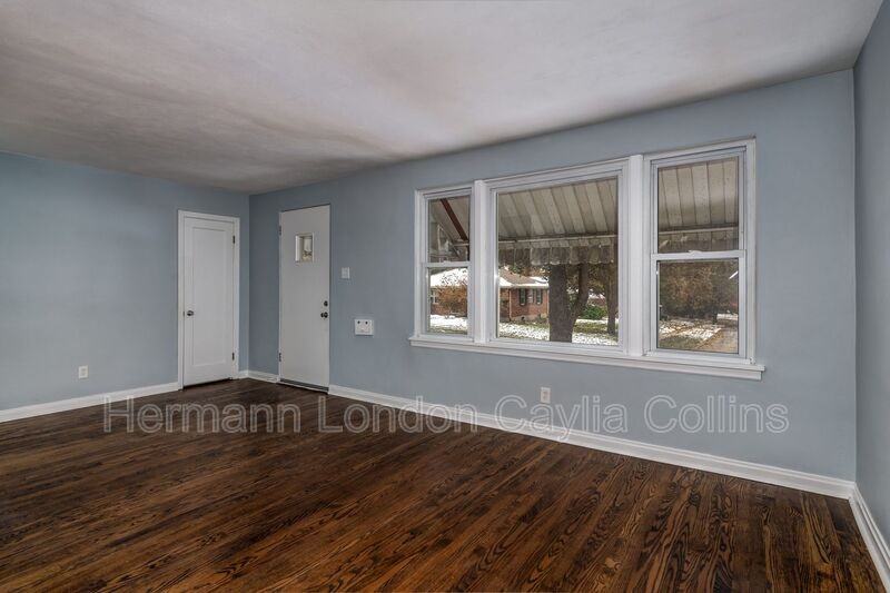 7725 Kenridge Ln - Photo 3 of 21