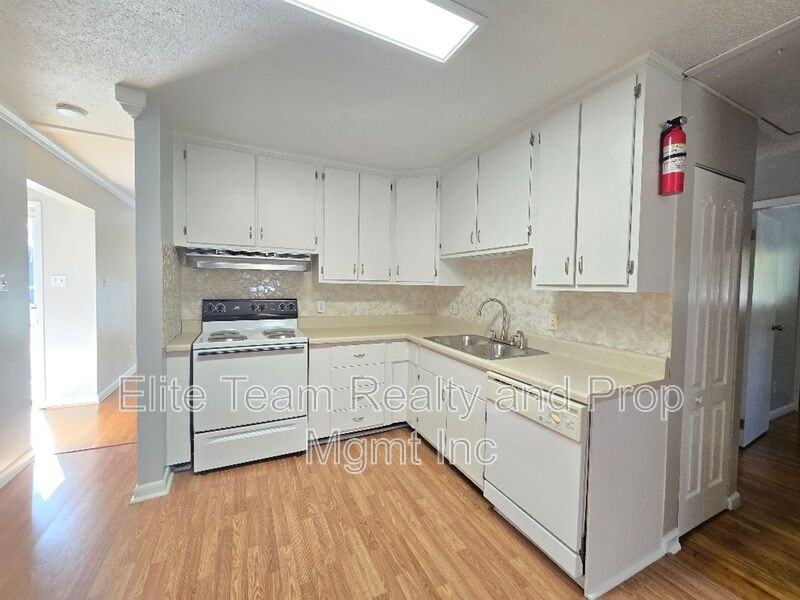 910 Holly Dr - Photo 5 of 24