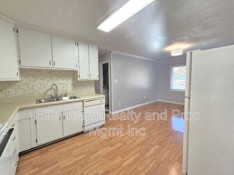 910 Holly Dr - Photo 6 of 24