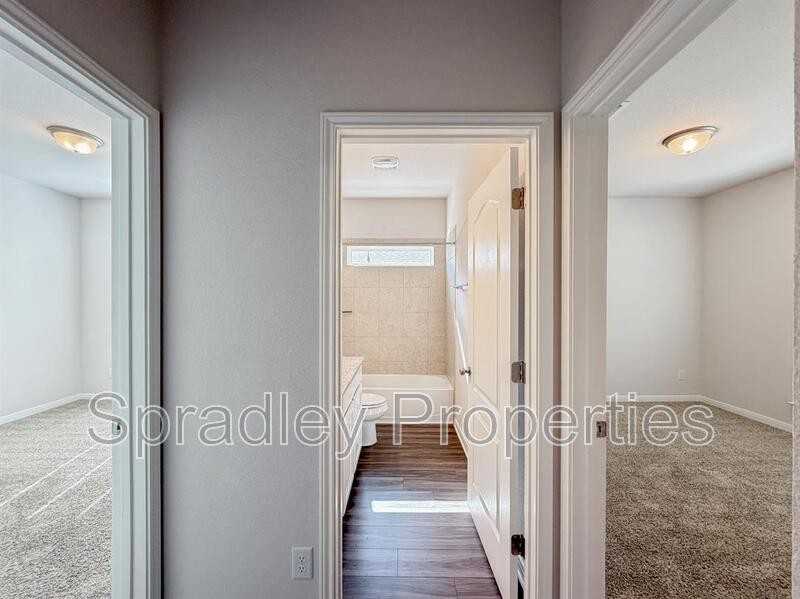 905 Hawks Shadow Dr - Photo 3 of 33