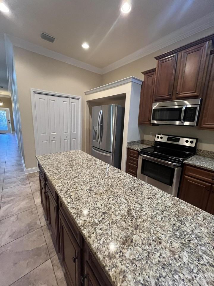 808 Pine Alley St - Photo 4 of 32