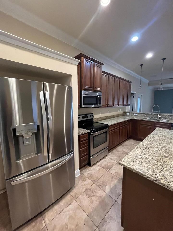 808 Pine Alley St - Photo 5 of 32