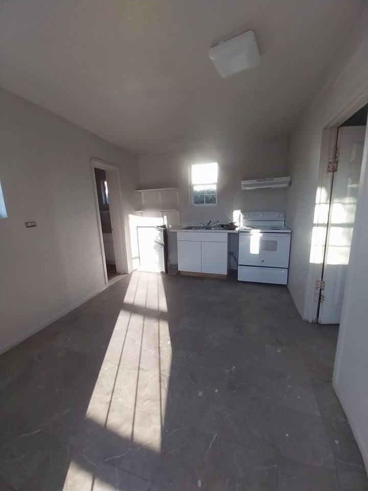 268 Medina Street - Photo 5 of 11