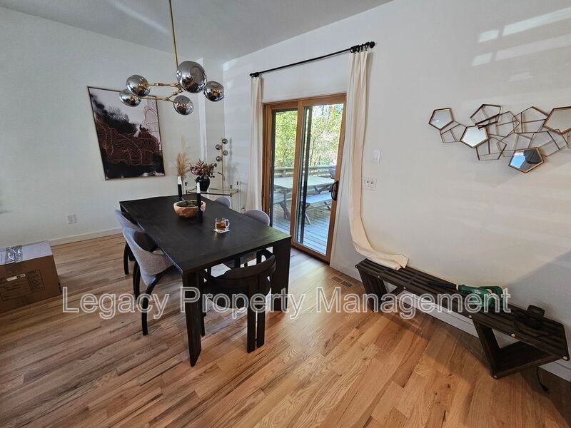 1211 Gilbert St - Photo 3 of 8