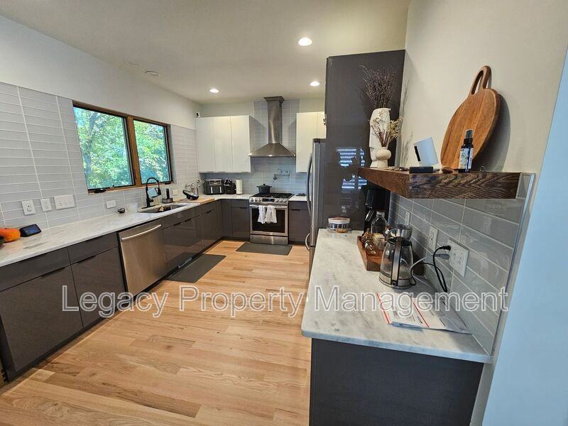 1211 Gilbert St - Photo 4 of 8