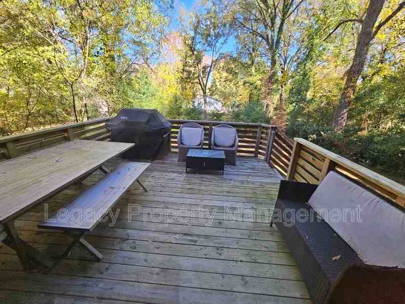 1211 Gilbert St - Photo 5 of 8