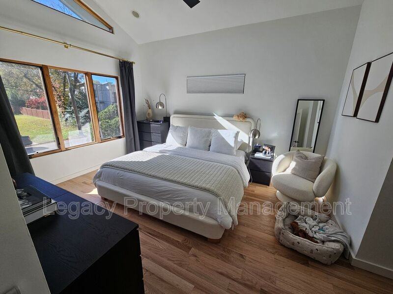 1211 Gilbert St - Photo 6 of 8