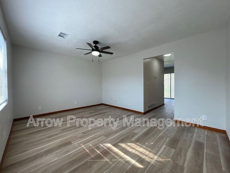 1306 S Jackson St - Photo 2 of 9