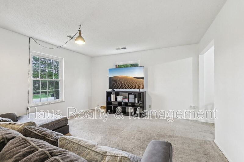 144 Airport Rd - Photo 5 of 36