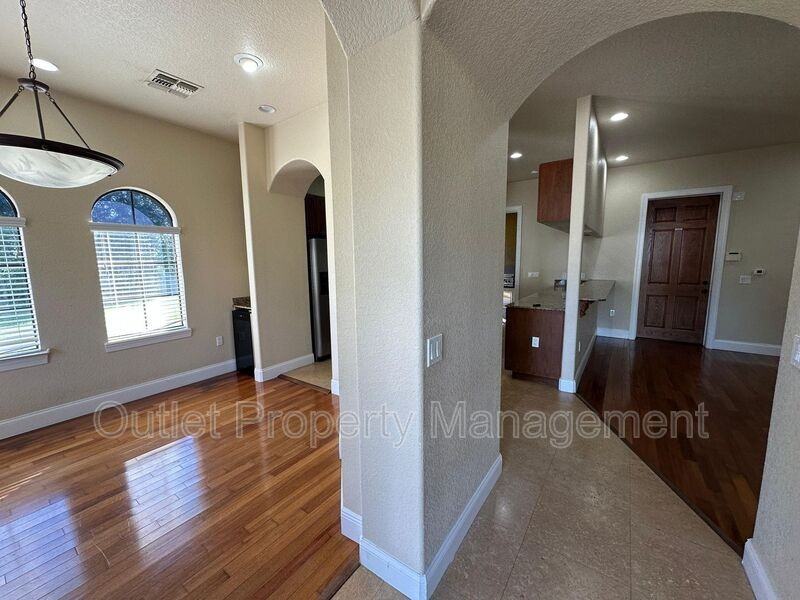 2005 Baylarian Blvd - Photo 2 of 20