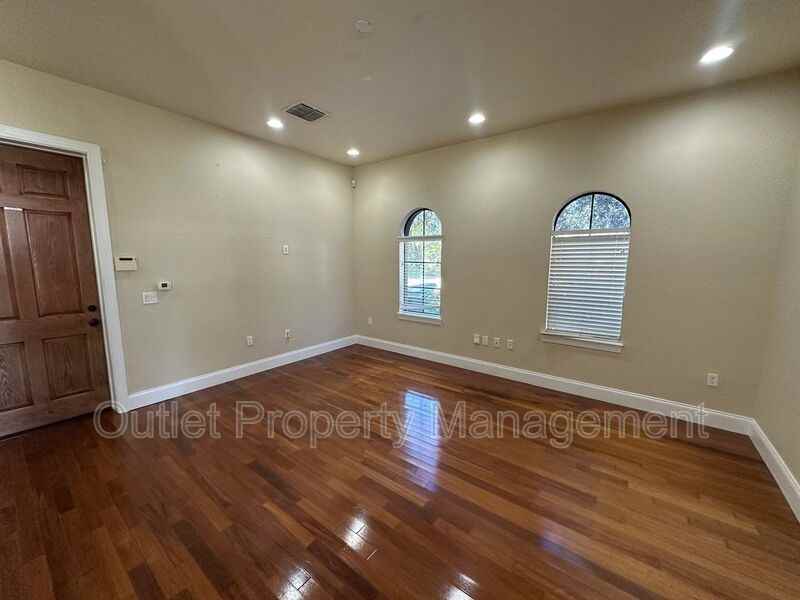 2005 Baylarian Blvd - Photo 6 of 20