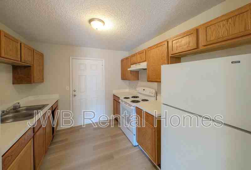 4373 Melissa Ct W - Photo 4 of 18