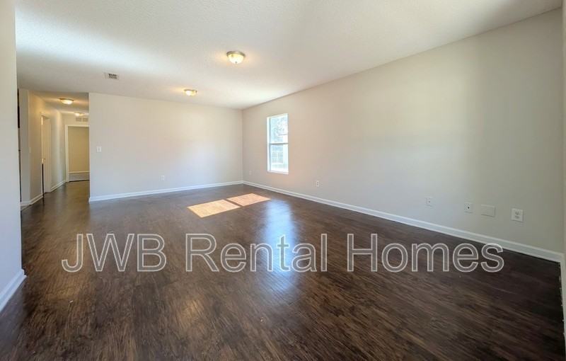 4373 Melissa Ct W - Photo 5 of 18