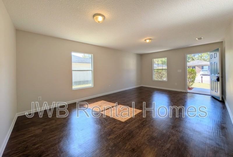 4373 Melissa Ct W - Photo 6 of 18