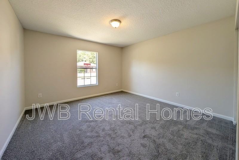 4373 Melissa Ct W - Photo 7 of 18