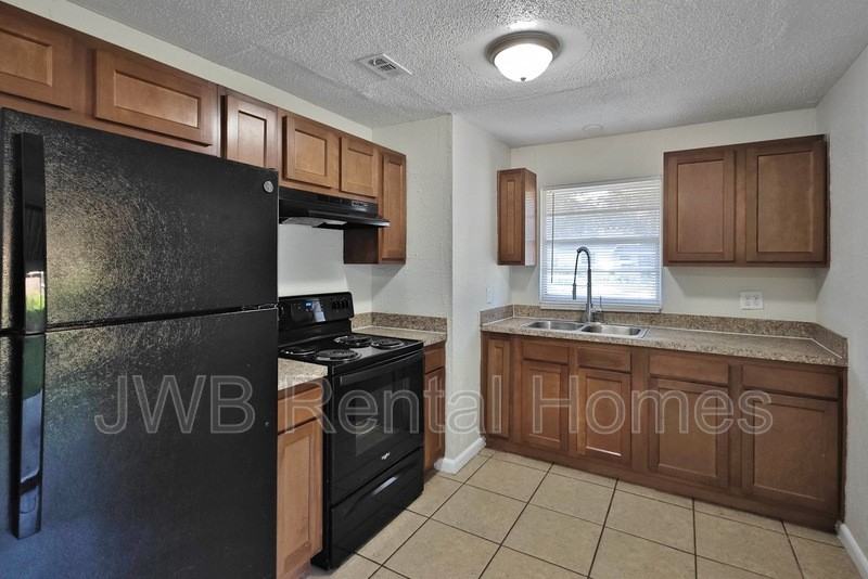 4639 Roanoke Blvd - Photo 3 of 9