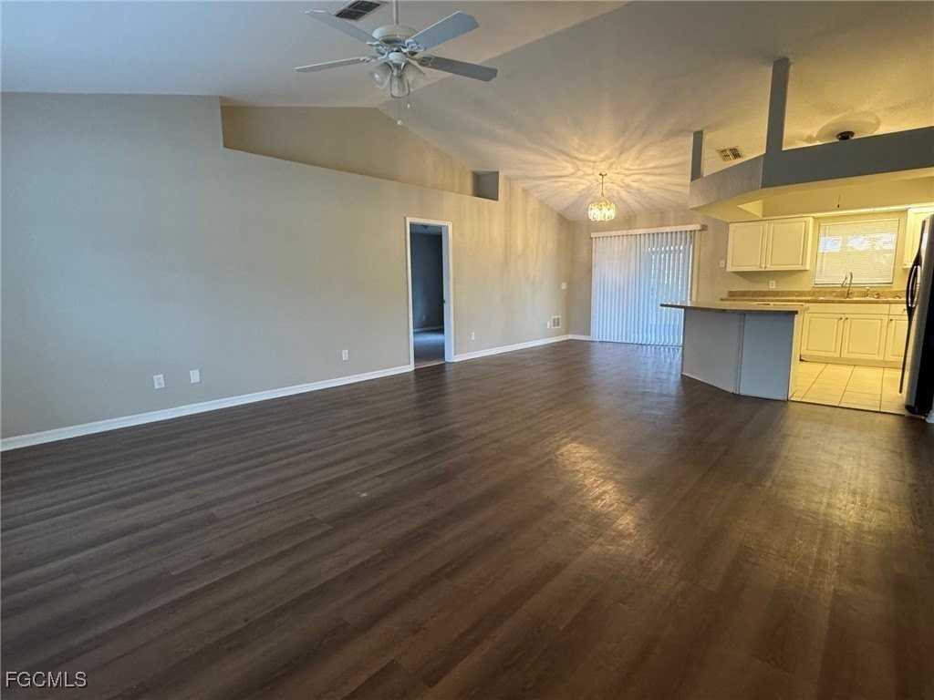 1010 Candlelight Dr - Photo 3 of 18