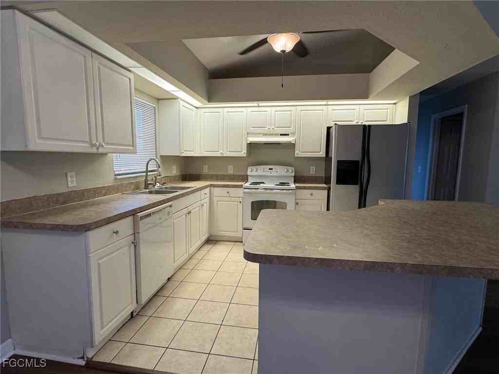 1010 Candlelight Dr - Photo 5 of 18