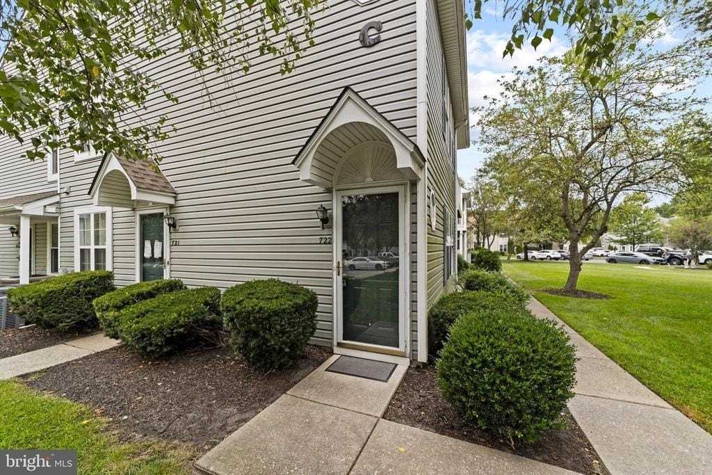 722 Sedgewick Ct - Photo 3 of 29